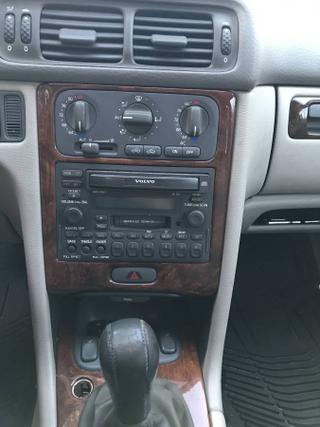 Illustration for article titled At $2,950, Could This 1999 Volvo C70 Make You A Pole Star?